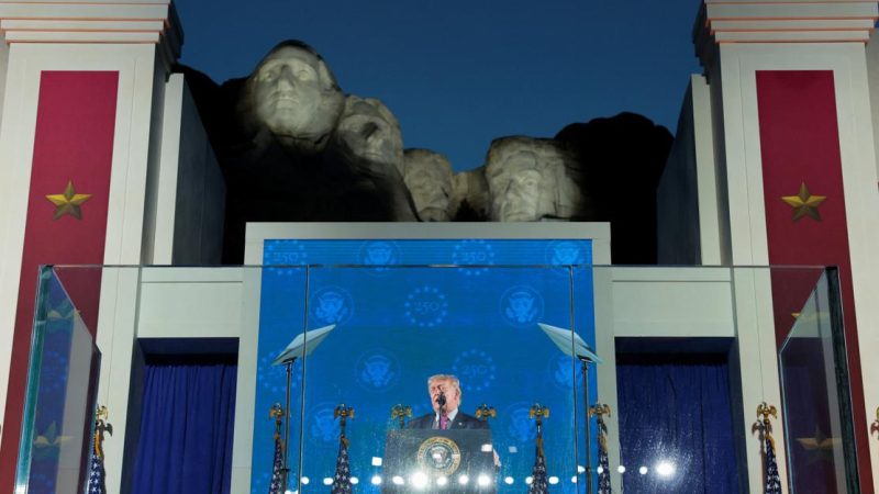 Donald Trump ouvre les festivités du 250ᵉ anniversaire des Etats-Unis au mont Rushmore en décrivant une identité américaine attaquée