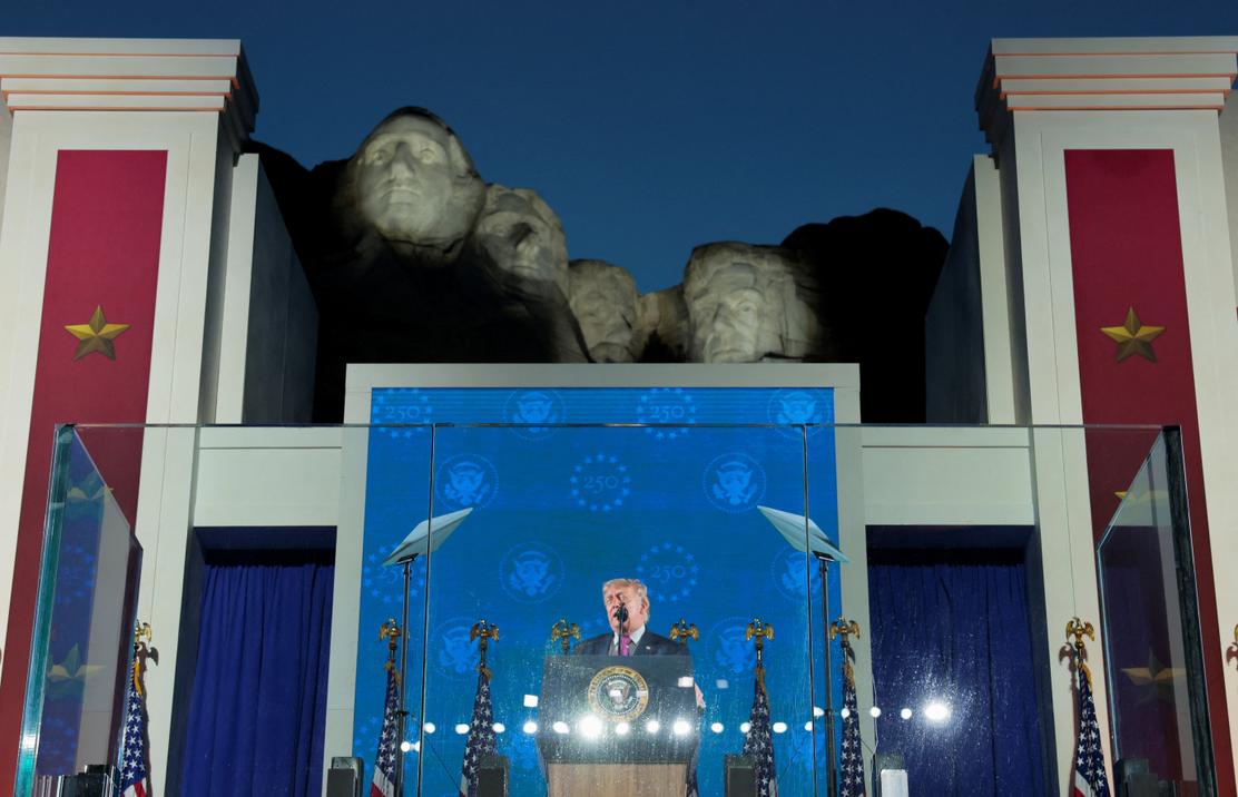 Donald Trump ouvre les festivités du 250ᵉ anniversaire des Etats-Unis au mont Rushmore en décrivant une identité américaine attaquée