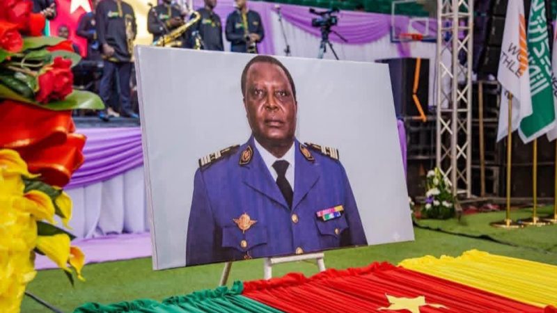 CAMEROUN : HOMMAGE OFFICIEL AU COLONEL HAMAD KALKABA MALBOUM : LA NATION S&rsquo;INCLINE DEVANT UN MONUMENT DU SPORT