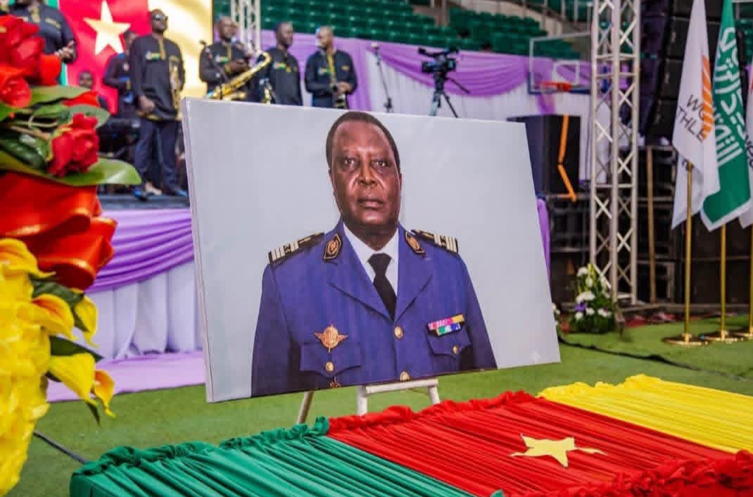 CAMEROUN : HOMMAGE OFFICIEL AU COLONEL HAMAD KALKABA MALBOUM : LA NATION S&rsquo;INCLINE DEVANT UN MONUMENT DU SPORT