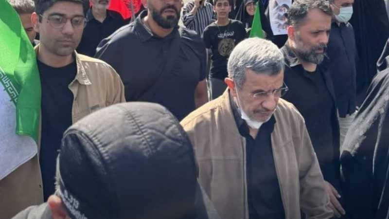 Iran : Mahmoud Ahmadinejad réapparaît en public lors des funérailles d&rsquo;Ali Khamenei