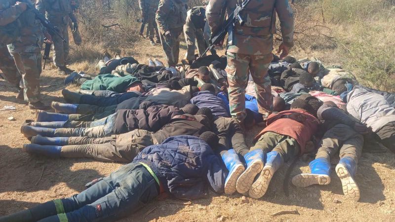 Afrique du Sud : 137 personnes arrêtées lors d&rsquo;une vaste opération contre l&rsquo;exploitation minière illégale