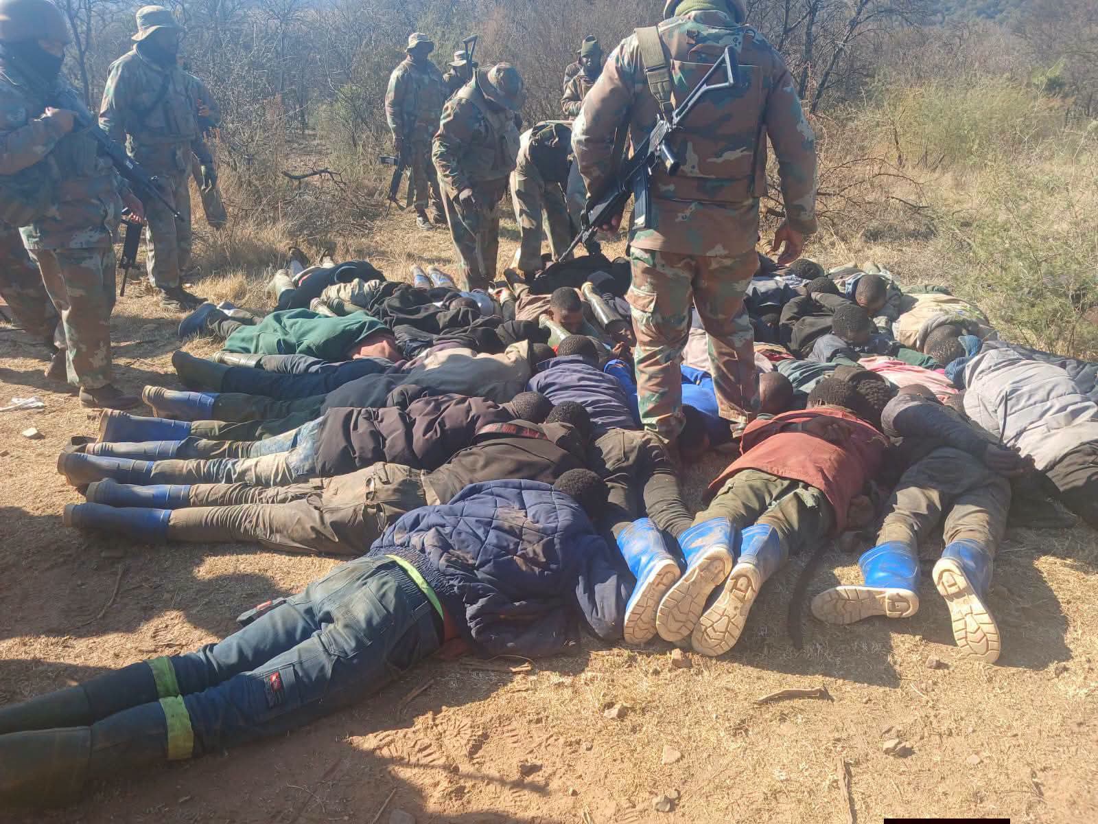 Afrique du Sud : 137 personnes arrêtées lors d&rsquo;une vaste opération contre l&rsquo;exploitation minière illégale