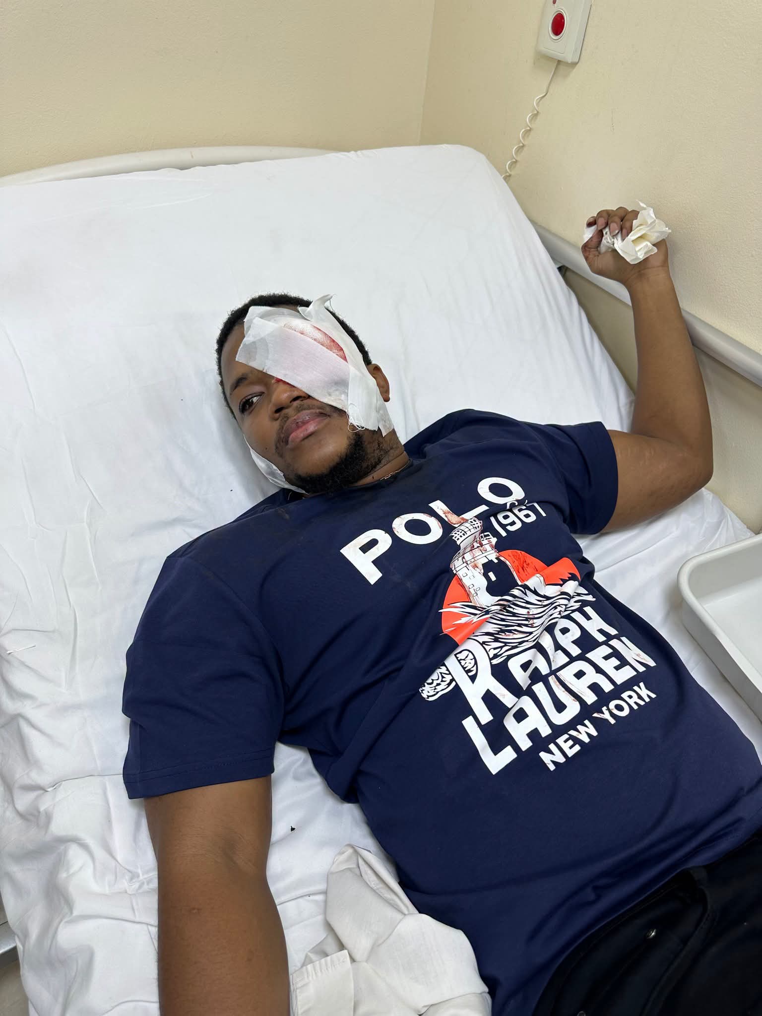 Kinshasa : un jeune journaliste perd un œil après une violente agression, son père lance un appel à la justice