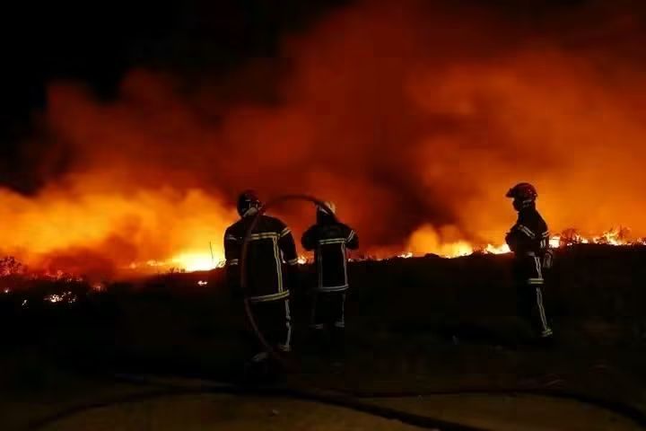 La France sollicite l&rsquo;aide européenne face à des incendies de forêt d&rsquo;une ampleur exceptionnelle