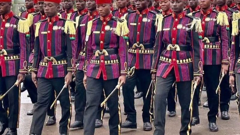 Burkina Faso : l&rsquo;armée met à l&rsquo;honneur le patrimoine culturel avec une nouvelle tenue inspirée du pagne traditionnel « Cencengu »