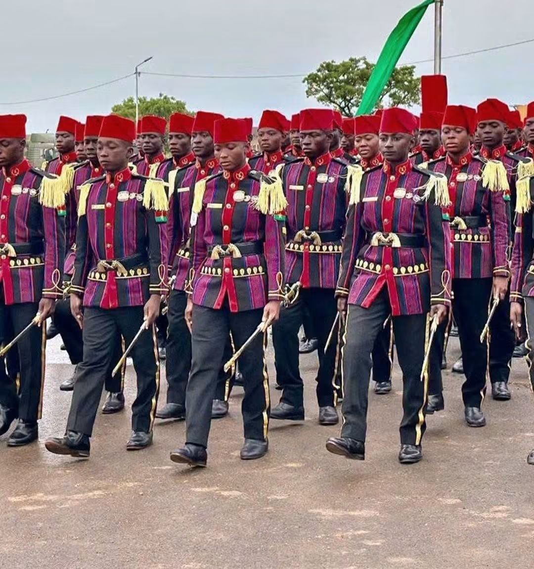 Burkina Faso : l&rsquo;armée met à l&rsquo;honneur le patrimoine culturel avec une nouvelle tenue inspirée du pagne traditionnel « Cencengu »