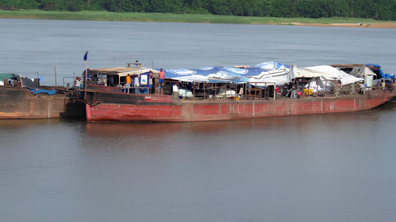 À Kinshasa, un bateau sous haute surveillance sanitaire : les autorités mobilisées après un décès suspect lié à Ebola