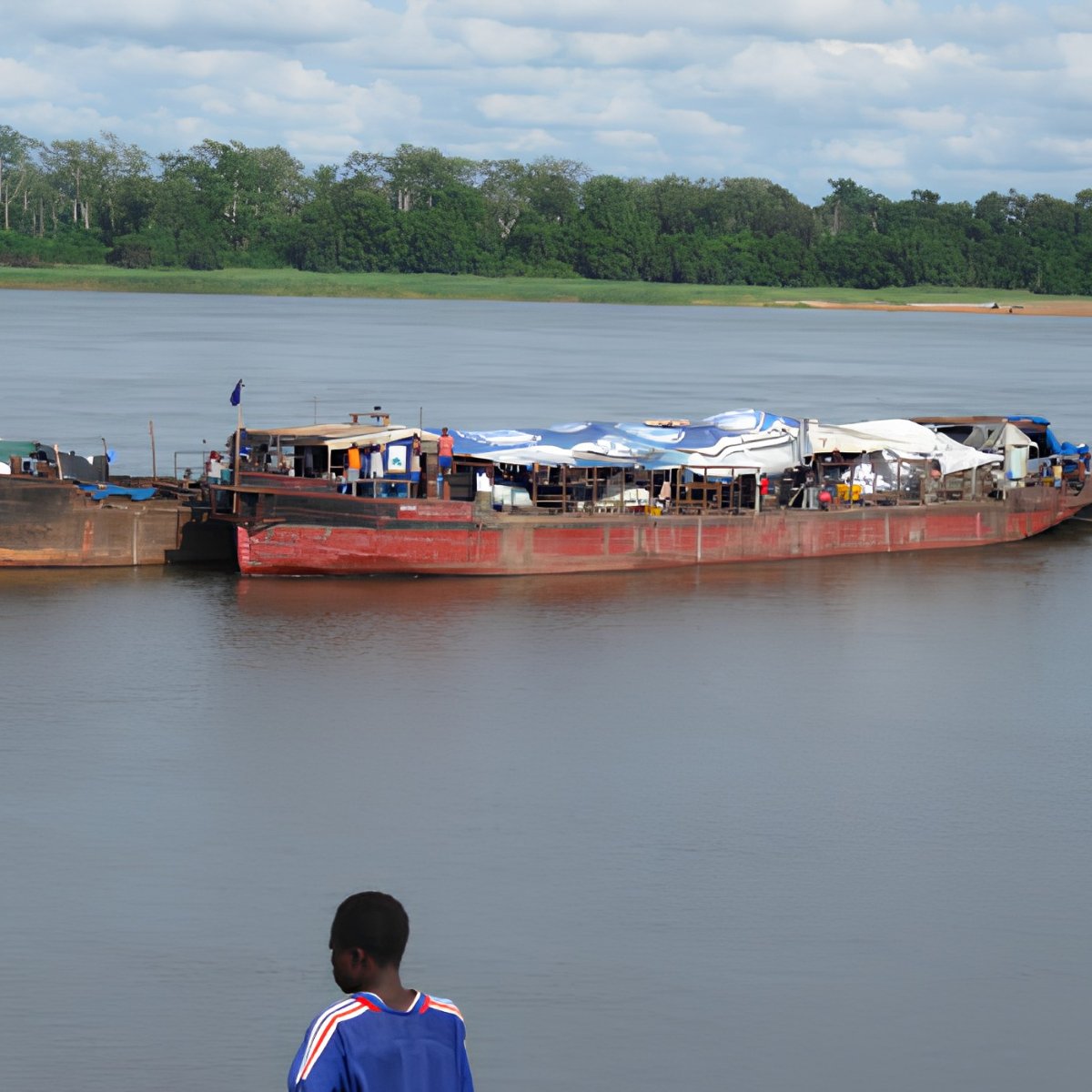 À Kinshasa, un bateau sous haute surveillance sanitaire : les autorités mobilisées après un décès suspect lié à Ebola