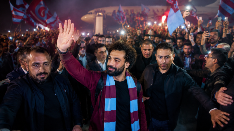 Mohamed Salah accueilli en héros à Trabzon : une arrivée historique avant sa signature avec Trabzonspor