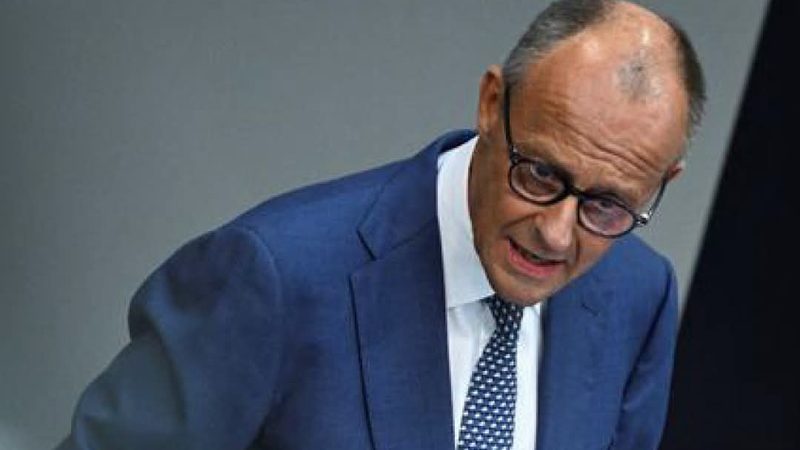 Au Bundestag, Friedrich Merz accuse l’AfD de promouvoir un « nettoyage ethnique »