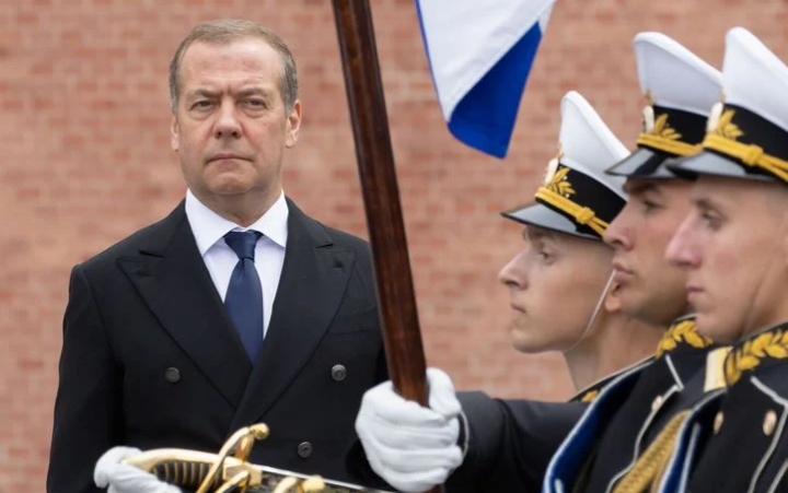 Guerre en Ukraine : Dmitri Medvedev accuse le RN de « russophobie » et de soutenir les « nazis à Kiev »