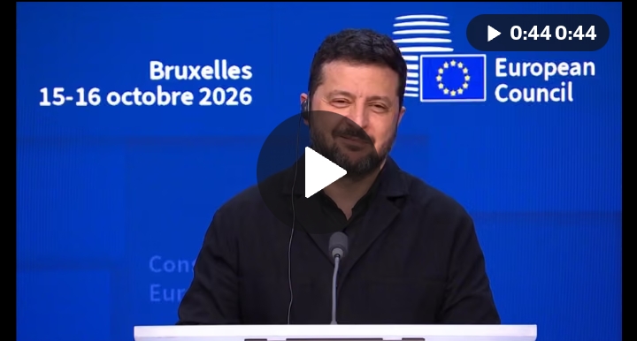 Zelensky sourit face à une question sur son rôle de bouc émissaire de Trump
