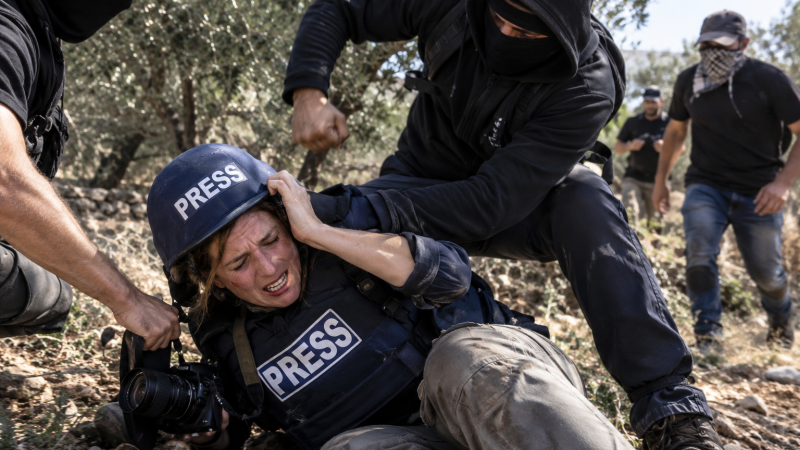CISJORDANIE : UNE PHOTOJOURNALISTE AMÉRICAINE VIOLEMMENT AGRESSÉE PAR DES COLONS ISRAÉLIENS