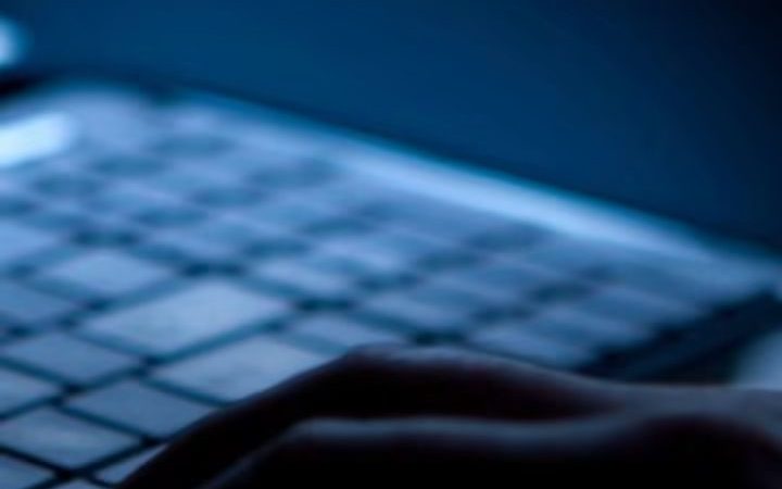 🇫🇷 BORDEAUX : UN PROFESSEUR CONSULTE DU CONTENU PORNOGRAPHIQUE EN PLEIN COURS… OUBLIANT QUE SON ÉCRAN ÉTAIT PROJETÉ DEVANT LES ÉTUDIANTS