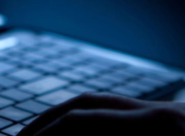 🇫🇷 BORDEAUX : UN PROFESSEUR CONSULTE DU CONTENU PORNOGRAPHIQUE EN PLEIN COURS… OUBLIANT QUE SON ÉCRAN ÉTAIT PROJETÉ DEVANT LES ÉTUDIANTS
