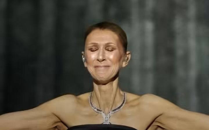 Céline Dion chute sur scène puis oublie ses paroles : la chanteuse en rit avec le public