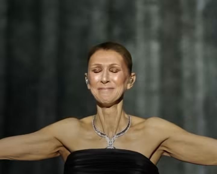 Céline Dion chute sur scène puis oublie ses paroles : la chanteuse en rit avec le public